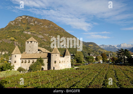 Castel Mareccio nella luce del sole in autunno, Bolzano, Alto Adige, Italia, Europa Foto Stock