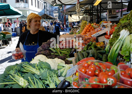 Produttore presso il suo stand di mercato, Bolzano, Alto Adige, Italia, Europa Foto Stock