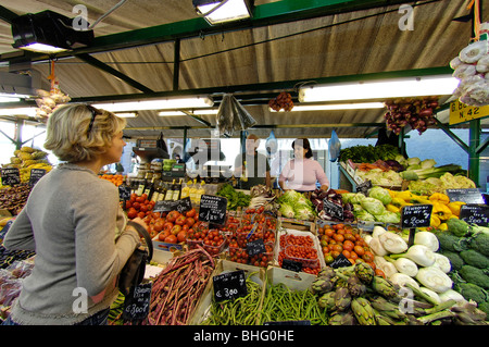 Le persone in un mercato di stand, Bolzano, Alto Adige, Italia, Europa Foto Stock