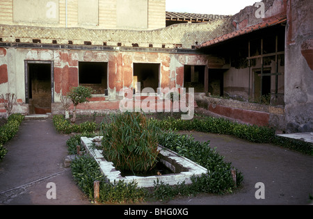 Giardino nel cortile della villa romana, la Casa dei Cervi, Ercolano, Italia. Artista: sconosciuto Foto Stock