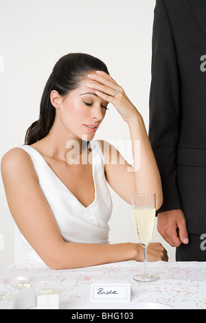 Sottolineato cercando sposa a un matrimonio Foto Stock