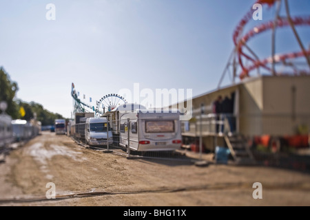 Rimorchi, rollercoaster in background, Oktoberfest Monaco di Baviera, Germania Foto Stock