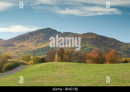 La strada che conduce verso una gamma di montagna Foto Stock
