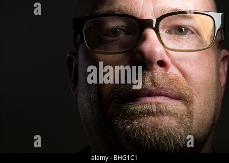 Ritratto di un uomo che indossa gli occhiali Foto Stock