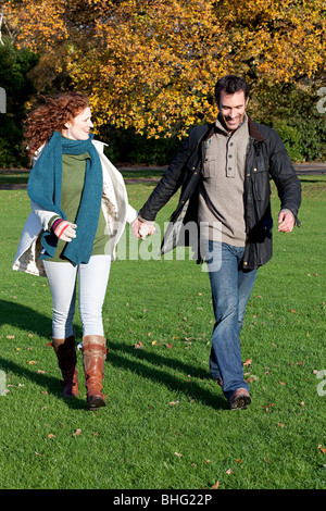 Una metà adulto giovane tenere le mani in dulwich park Foto Stock