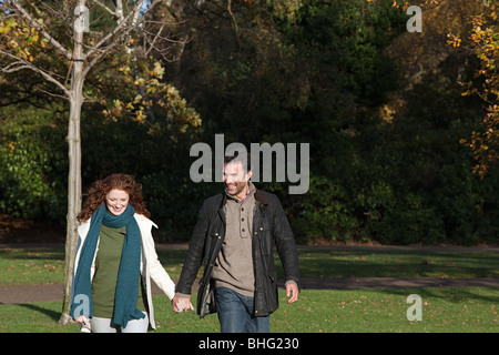 Una giovane azienda mani in dulwich park Foto Stock