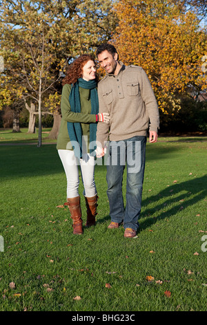 Una giovane azienda mani in dulwich park Foto Stock