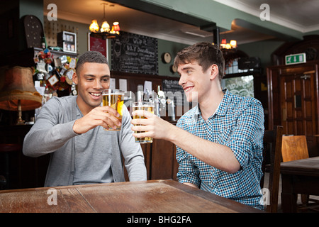 Giovani uomini in bar Foto Stock