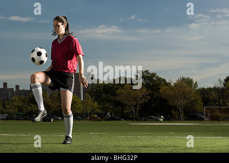 Donna che gioca keepy uppy Foto Stock