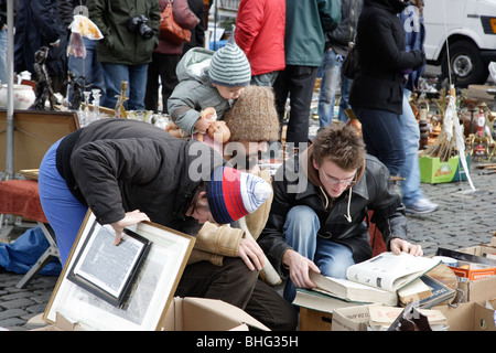 Le persone al mercato delle pulci Foto Stock