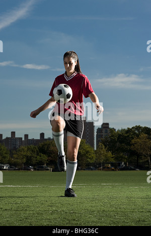 Donna che gioca keepy uppy Foto Stock