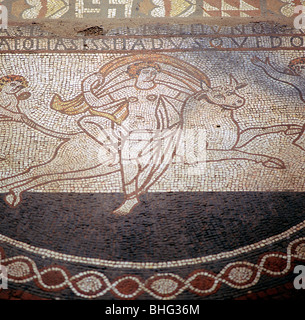 Particolare del pavimento a mosaico raffigurante Europa cavalcando un toro, Lullingstone Roman Villa, Kent. Artista: sconosciuto Foto Stock