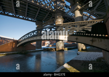 Stazione ferroviaria in stile vittoriano di viadotti e ponti nel bacino di Castlefield Manchester Foto Stock