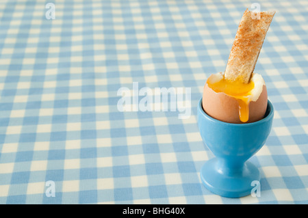 Uova sode e pane tostato Foto Stock