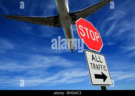 Aeroplano e segno di stop Foto Stock