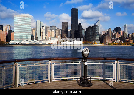 East River e grattacieli di Manhattan Foto Stock