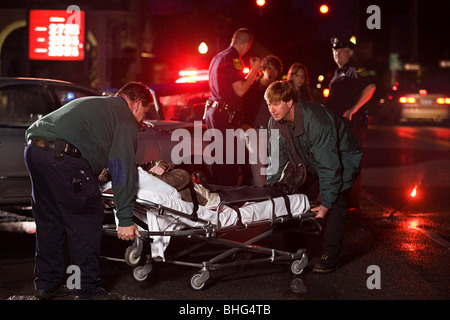 Servizi di emergenza alla scena di un incidente Foto Stock