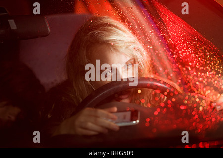 Giovane donna in incidente di automobile Foto Stock