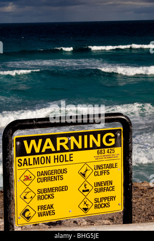 Segnale di avvertimento sulla spiaggia. Foto Stock