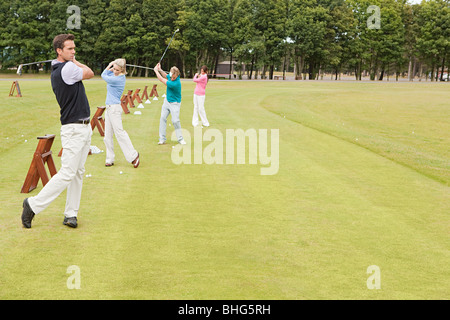 Quattro i golfisti sulla gamma di guida Foto Stock