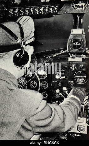 Il progetto pilota in un cockpit di un Douglas DC-3 aereo, 1940. Artista: sconosciuto Foto Stock