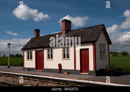 Piattaforma e di edificio di legno a Swanwick Junction Butterley ferrovia Midland centro nel Derbyshire, Inghilterra Foto Stock