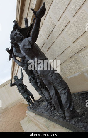 Aspetto angolata della scultura dell'artista Ian Rank-Broadley,situato a La NMA in Staffordshire,Inghilterra. Foto Stock