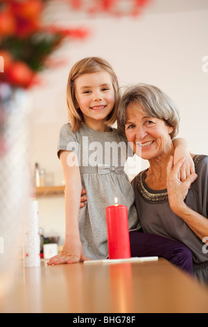 Nipote e nonna con candela Foto Stock