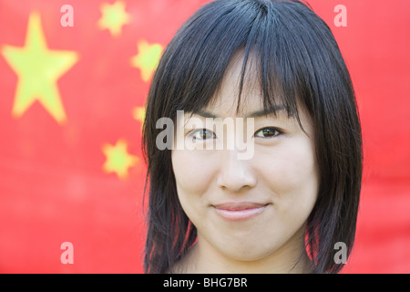 La donna e la bandiera cinese Foto Stock