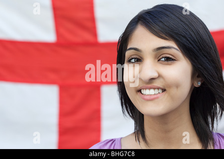Ragazza adolescente e bandiera inglese Foto Stock
