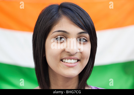 Ragazza adolescente e bandiera indiana Foto Stock