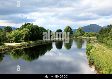 Il Caledonian canal vicino al Loch lochy Foto Stock