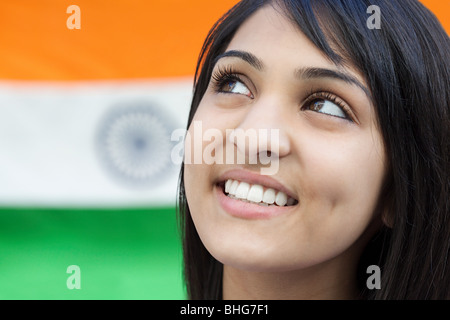 Ragazza adolescente e bandiera indiana Foto Stock