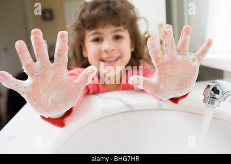 Ragazza con sapone sulle mani Foto Stock