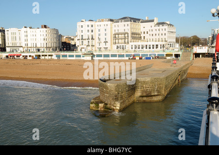 Un groyne su Brighton e Hove lungomare. Foto Stock