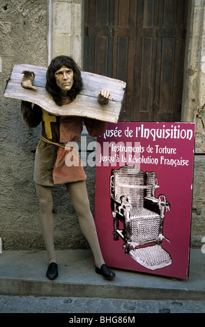Pubblicità per Museo dell'Inquisizione o Museo della tortura con sedia elettrica e uomo in Pillory, Carcassonne, Aude, Francia Foto Stock