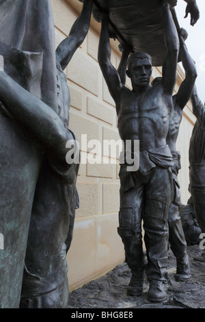 Sezione di parte di scultura entro le Forze Armate Memorial,situato presso il National Memorial Arboretum in Inghilterra. Foto Stock