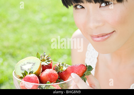 Giovane Donna con cesto di frutta Foto Stock