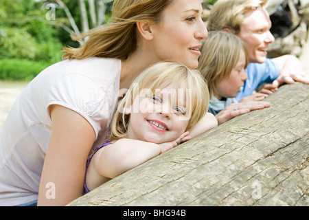 Famiglia appoggiato su di un registro Foto Stock