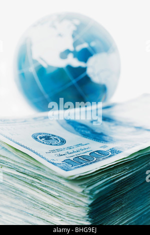 Pila di banconote e il Globe Foto Stock