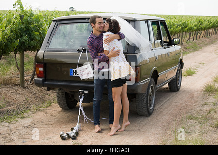 Sposa giovane dal veicolo Foto Stock