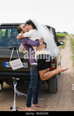 Sposa giovane dal veicolo Foto Stock