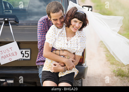 Sposa giovane dal veicolo Foto Stock