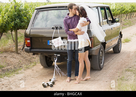 Sposa giovane baciare dal veicolo Foto Stock