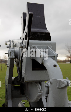 Sezione di culatta e clip di alimentazione una guerra mondiale II Bofors gun,situato in modo difensivo dotato di navi mercantili Memorial,NMA. Foto Stock