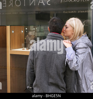 Donna Uomo baciare Foto Stock