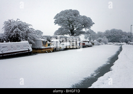 Coperta di neve barche ormeggiate su un congelate, coperta di neve Bridgewater Canal Foto Stock