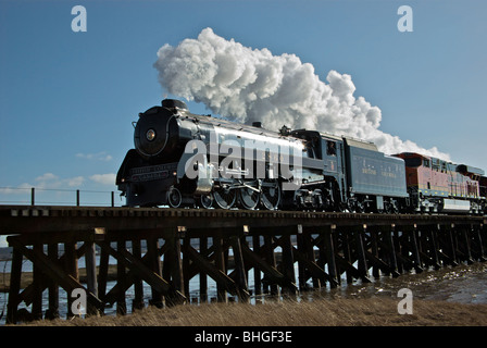 Ripristinata la RCP Royal Hudson 2860 motore di vapore attraversando a serpentina estuario del fiume convoglio ferroviario traliccio Foto Stock