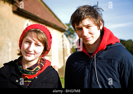 Maschio e femmina gemelli adolescenti all'aperto in abbigliamento invernale Foto Stock