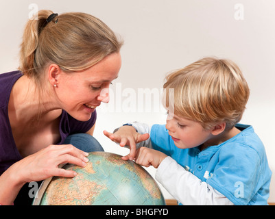 Madre e figlio studio globe Foto Stock